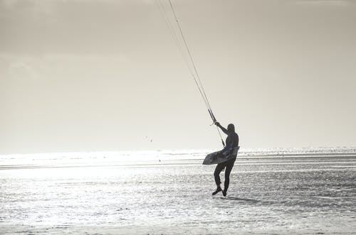 降落伞弦灰度照片的人 · 免费素材图片