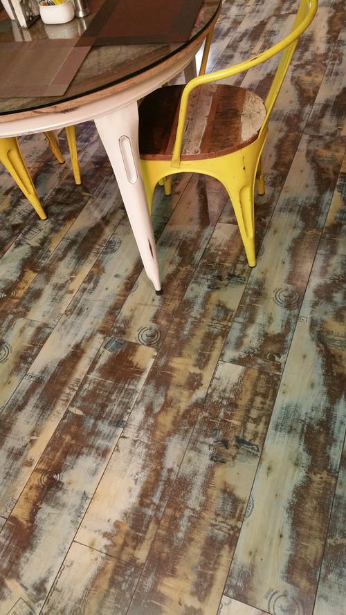 桌子旁边的黄色扶手椅 · 免费素材图片