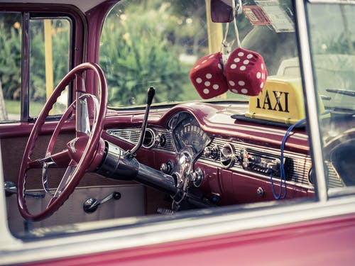 红色汽车内饰的选择性聚焦摄影 · 免费素材图片