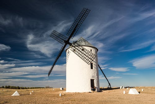 白色和灰色的风车在空旷的田野 · 免费素材图片
