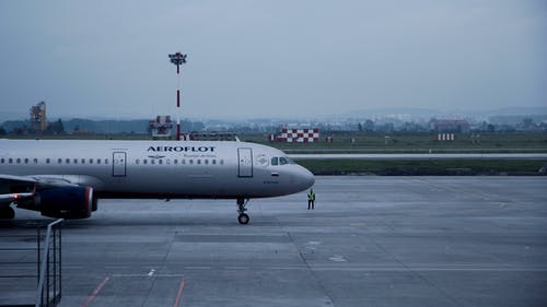 机场上的白色aeroflot客机 · 免费素材图片