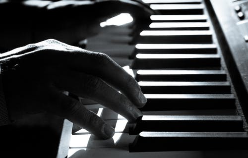 弹钢琴的人的灰度照片 · 免费素材图片