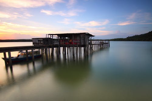布朗在蓝天下的码头上的房子 · 免费素材图片
