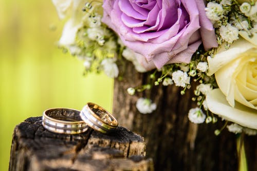 紫玫瑰附近的结婚戒指的特写摄影 · 免费素材图片