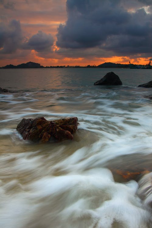 黄金时段在海边的石头 · 免费素材图片