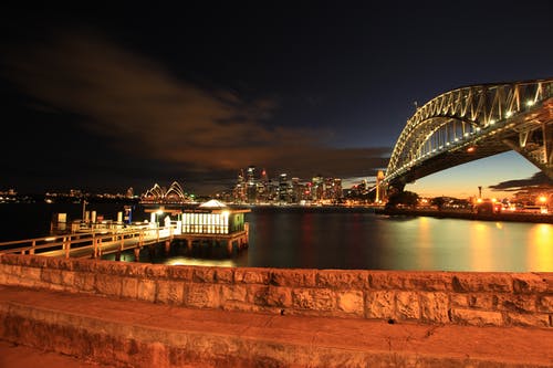 夜间的灰色吊桥 · 免费素材图片