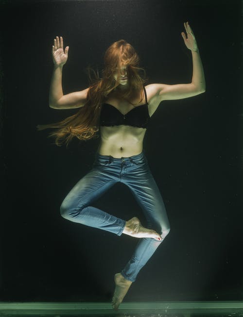 水下穿黑色胸罩和蓝色牛仔牛仔裤的女人 · 免费素材图片