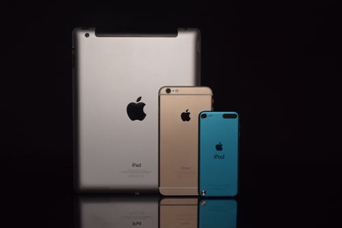 太空灰ipad，金iphone 6和蓝ipod Touch · 免费素材图片