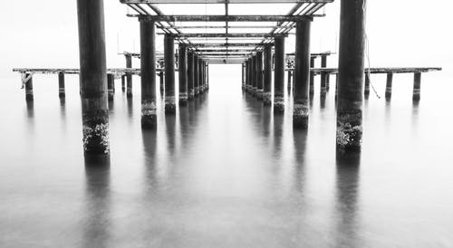 水上码头的灰度摄影 · 免费素材图片