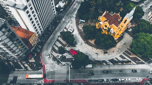 大教堂附近的道路和建筑物 · 免费素材图片