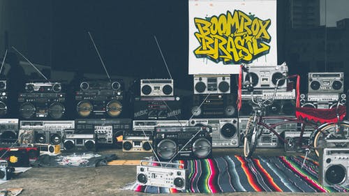 堆叠式灰色和黑色boombox批次 · 免费素材图片