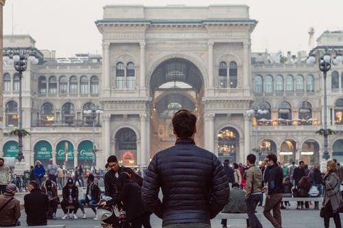 男子站在米兰市中心 · 免费素材图片