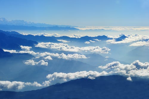 风景秀丽的云层对蓝蓝的天空山 · 免费素材图片