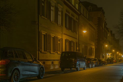 夜间照明城市的汽车 · 免费素材图片