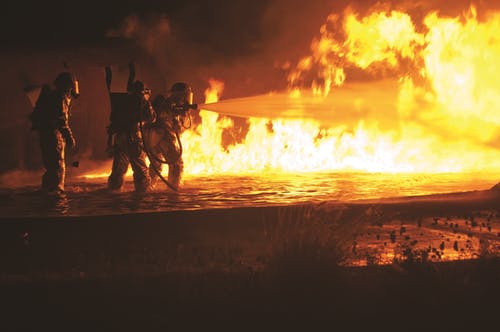 消防员在熊熊大火上洒水 · 免费素材图片