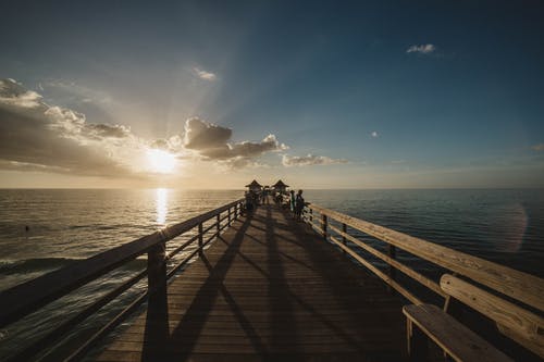 海上日落大桥的特写镜头 · 免费素材图片