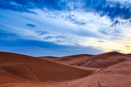 蓝天下的布朗沙漠 · 免费素材图片
