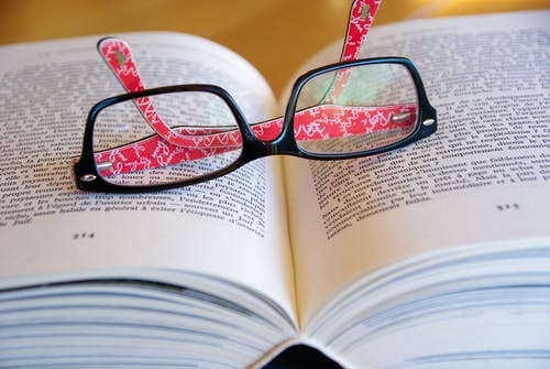 书页上的黑色镜框眼镜 · 免费素材图片