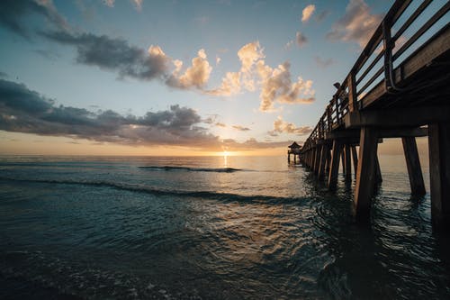 日落时天空映衬的大海风景 · 免费素材图片