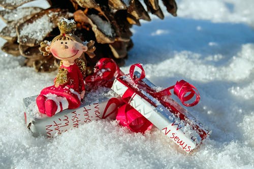 在雪地上的女娃娃 · 免费素材图片