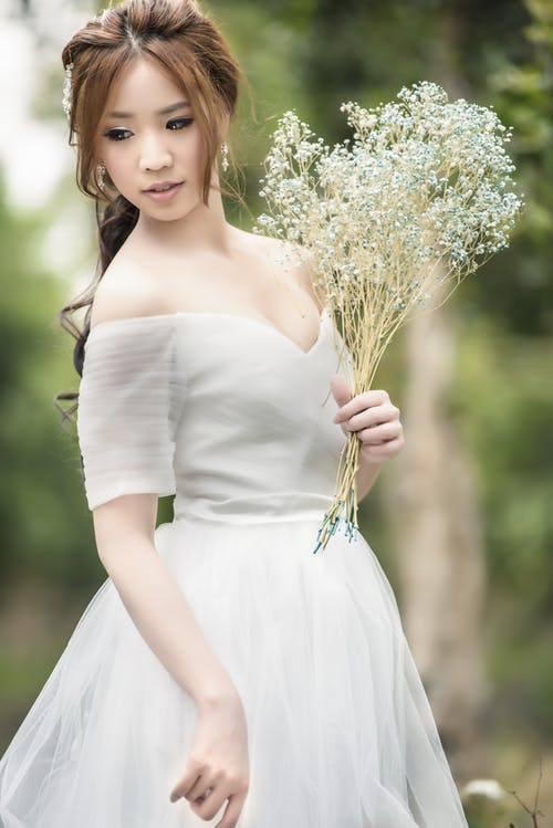 新娘抱着白婴儿的呼吸鲜花花束 · 免费素材图片