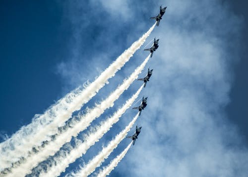 战斗机在空中表演在蓝天下 · 免费素材图片