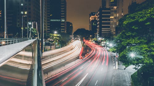 夜间在城市道路上行驶的车辆的延时摄影 · 免费素材图片