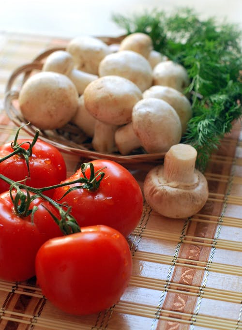 四个红番茄和蘑菇 · 免费素材图片