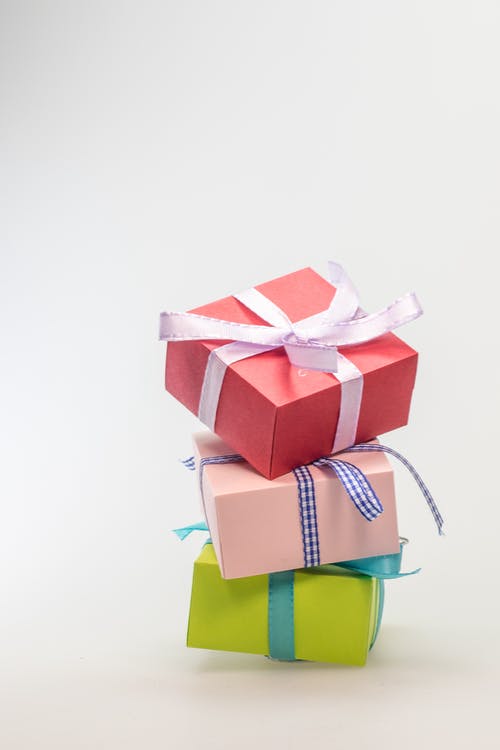 三个堆叠的礼品盒，不同的颜色 · 免费素材图片