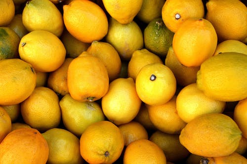一堆黄色的柑橘 · 免费素材图片