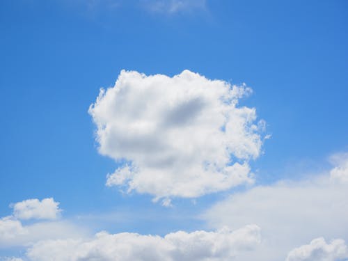 白云在蔚蓝的天空 · 免费素材图片