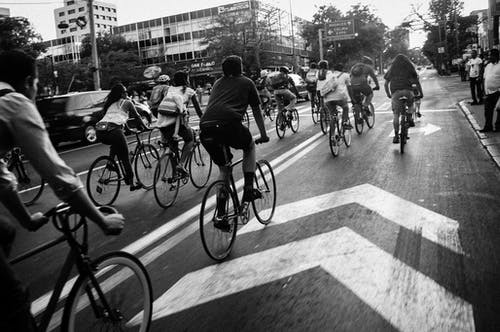 人们在大街上骑自行车 · 免费素材图片