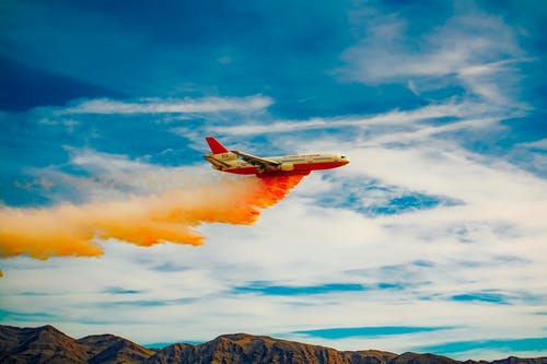 白色和红色的客运飞机在白色的天空下 · 免费素材图片