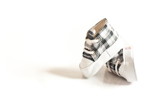 一双蹒跚学步的白色和灰色的鞋子 · 免费素材图片