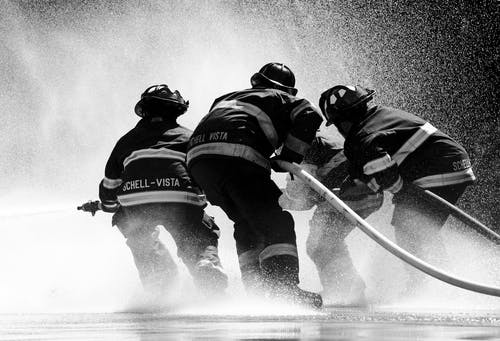 消防员的灰度照片 · 免费素材图片