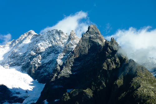 蓝蓝的天空下的冰雪覆盖的山 · 免费素材图片