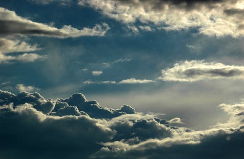 灰色雨云的低角度摄影 · 免费素材图片