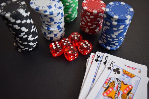 扑克牌和骰子 · 免费素材图片
