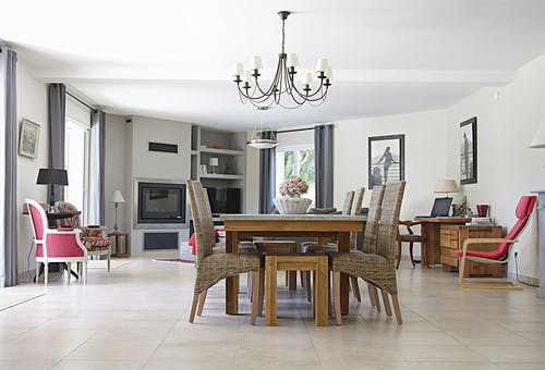 室内矩形棕色木制餐桌和六把灰色椅子 · 免费素材图片