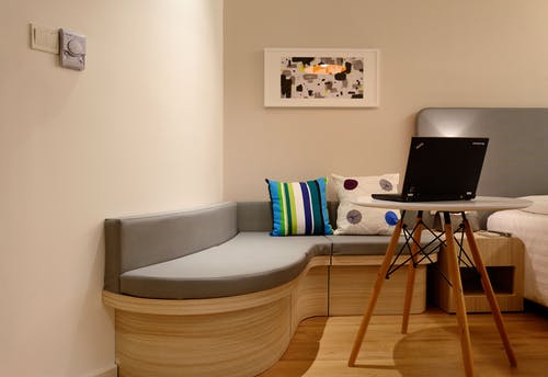 灰色和棕色截面沙发 · 免费素材图片