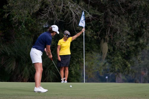 两个女人打高尔夫球 · 免费素材图片