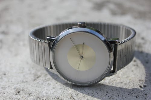银色指针式手表 · 免费素材图片