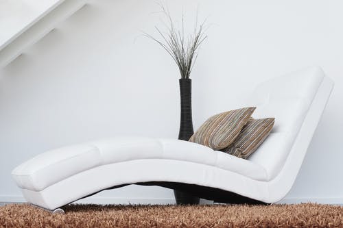 白色皮革昏昏欲睡的沙发上的两个枕头 · 免费素材图片