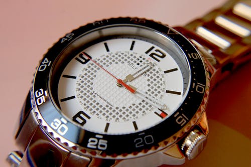 圆形黑色tommy Hilfiger模拟手表显示12:14时间 · 免费素材图片