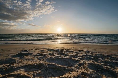 在水体旁边的海岸 · 免费素材图片