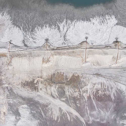 白雪皑皑的山区地形的风景 · 免费素材图片
