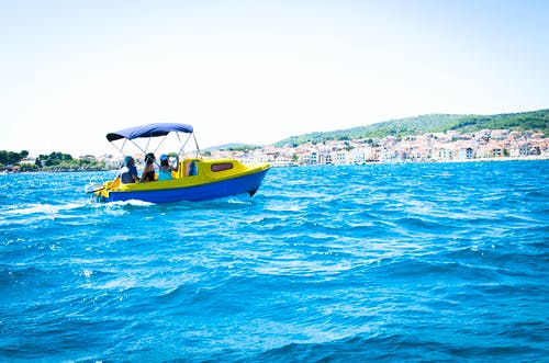 一群人骑鲍德莱德船 · 免费素材图片