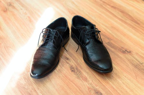 黑色皮鞋在地板上 · 免费素材图片