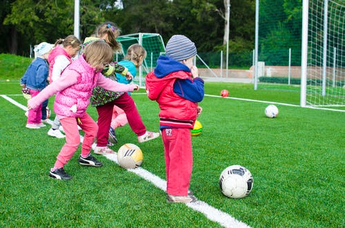踢足球的小孩 · 免费素材图片