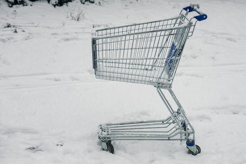 雪地上的灰色购物车 · 免费素材图片